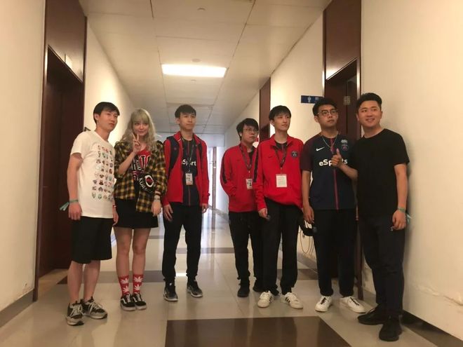 队员神情被